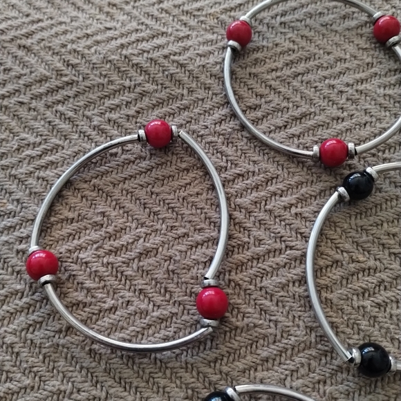 SALE: Set of 5 Stretchy Dual-Tone Beaded Bracelets - Picture 3 of 4